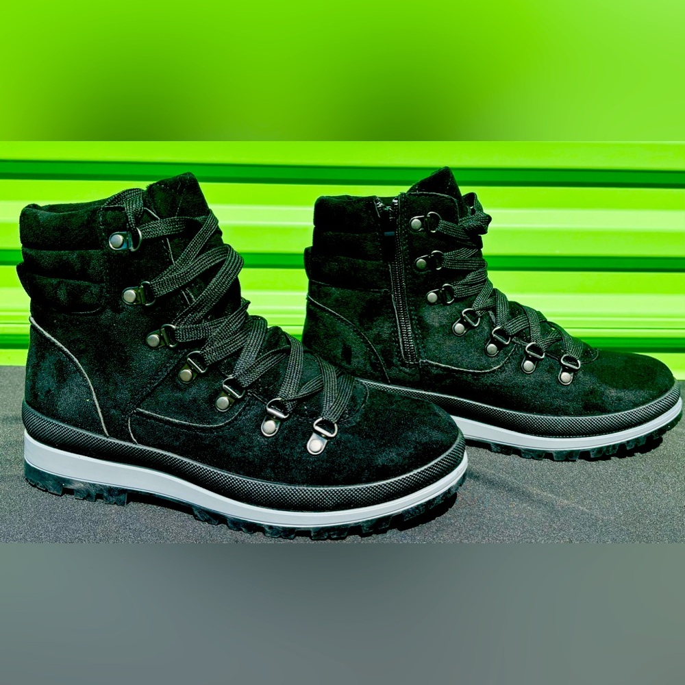 BLACK BOOTS